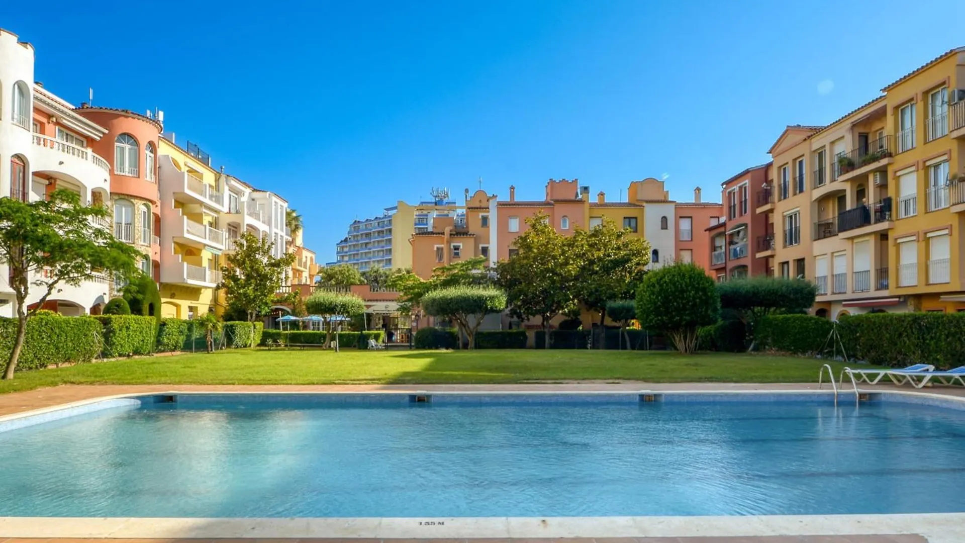 Charming Apartment Near Beach Empuriabrava