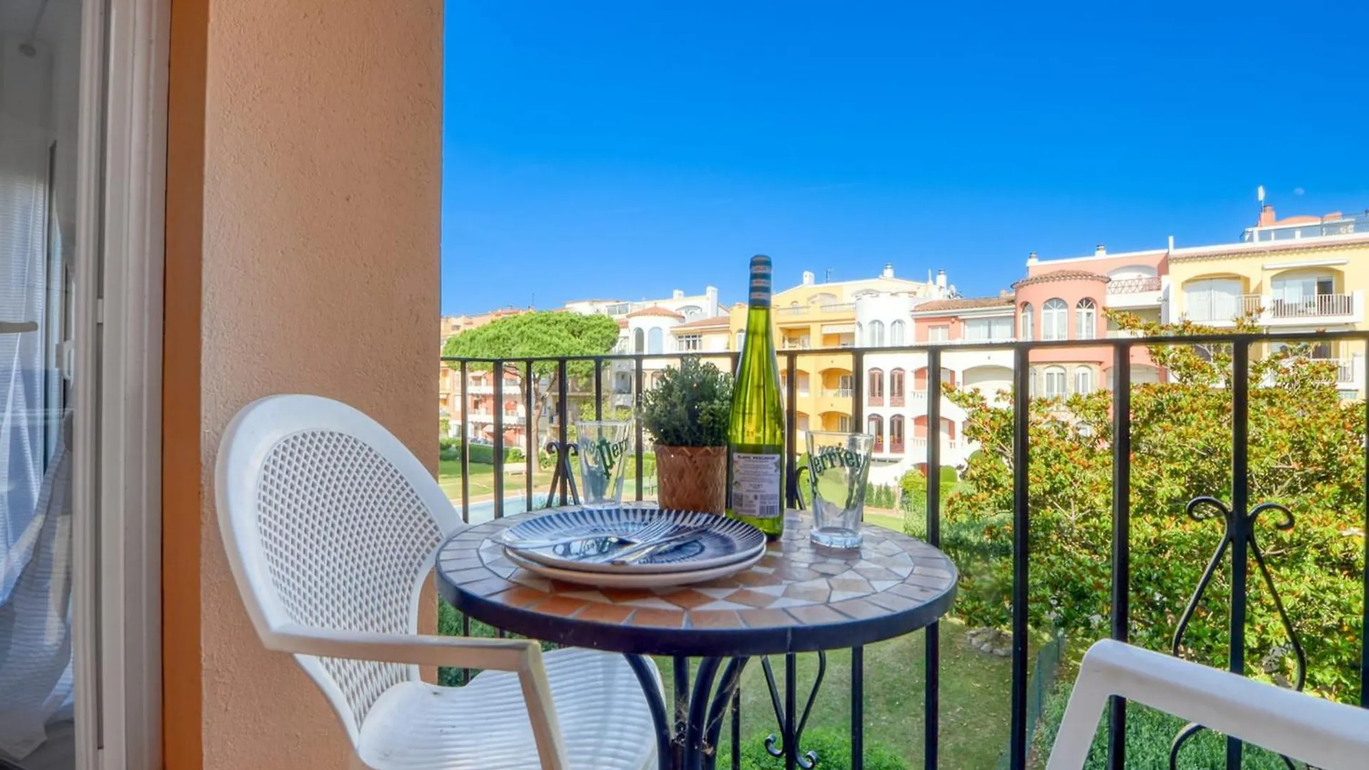 Charming Apartment Near Beach Empuriabrava