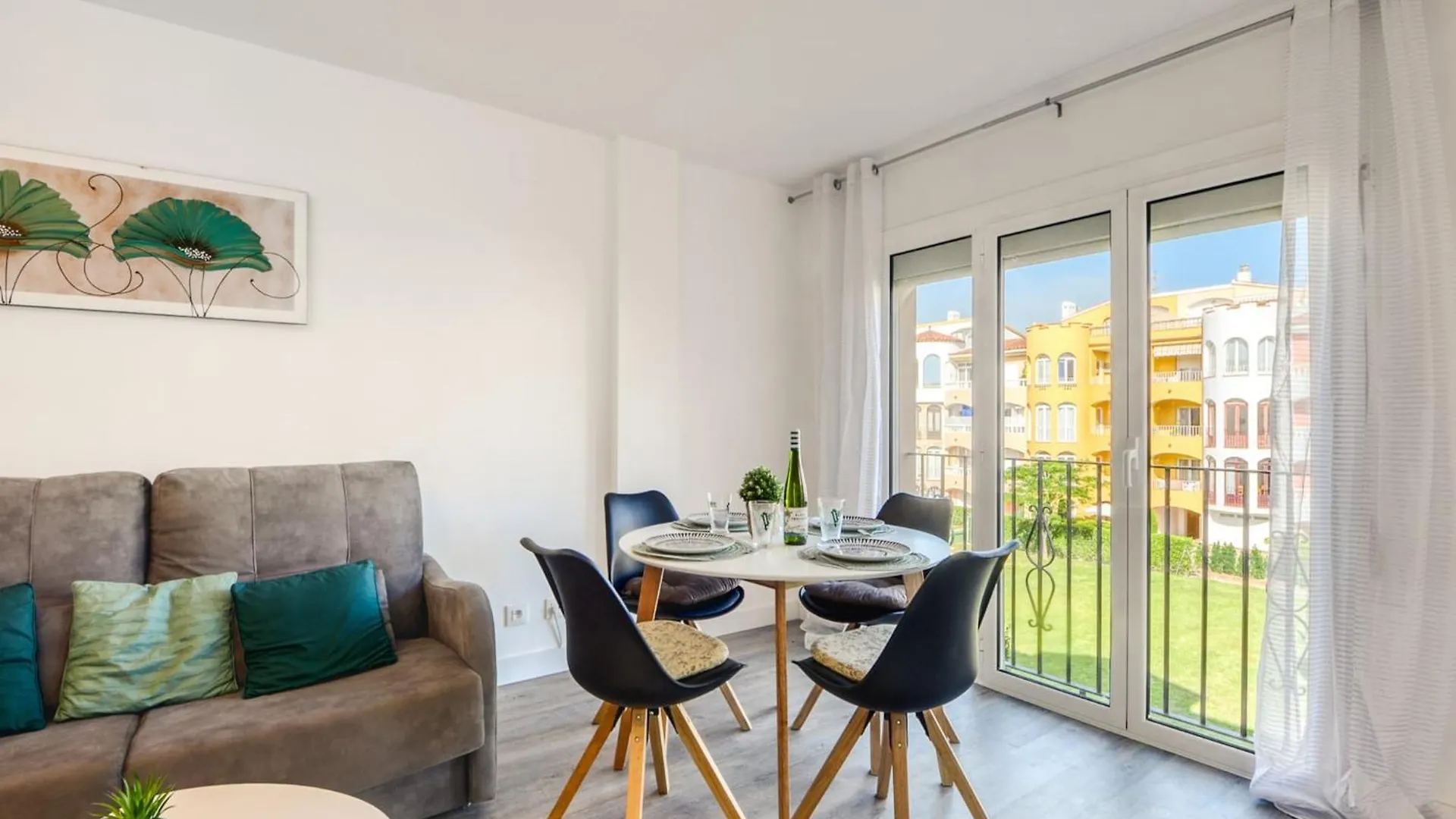 Charming Apartment Near Beach Empuriabrava 0*,