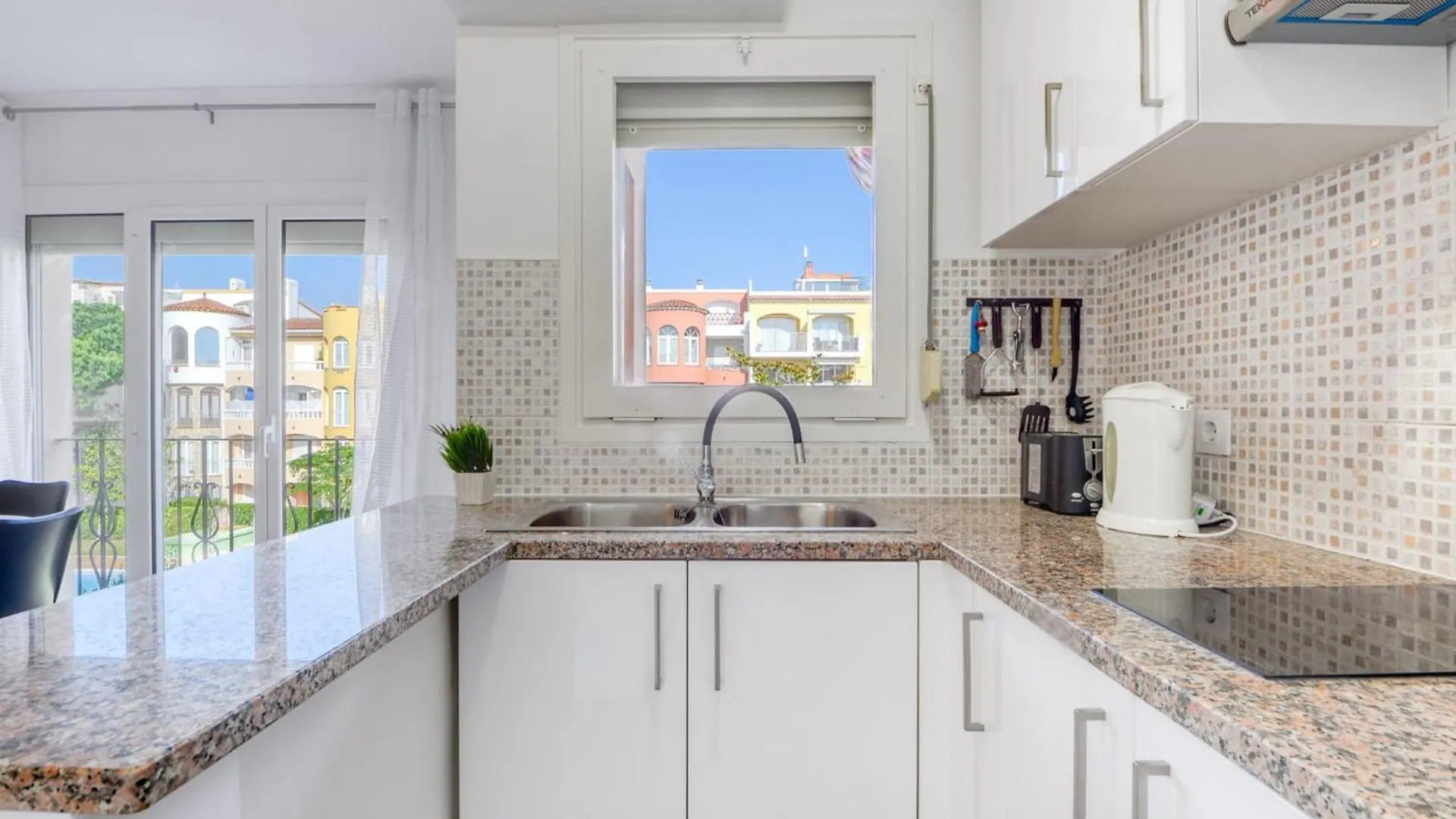 Charming Apartment Near Beach Empuriabrava