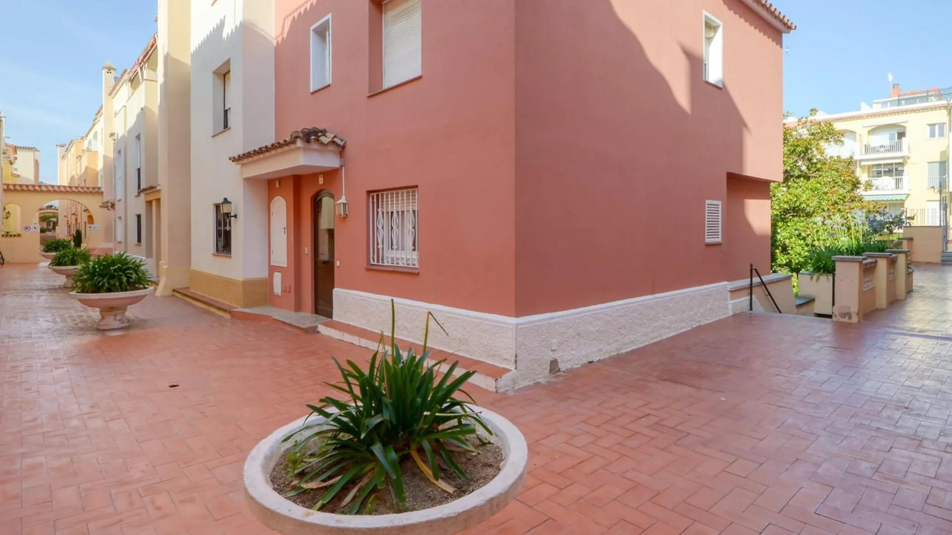 Charming Apartment Near Beach Empuriabrava