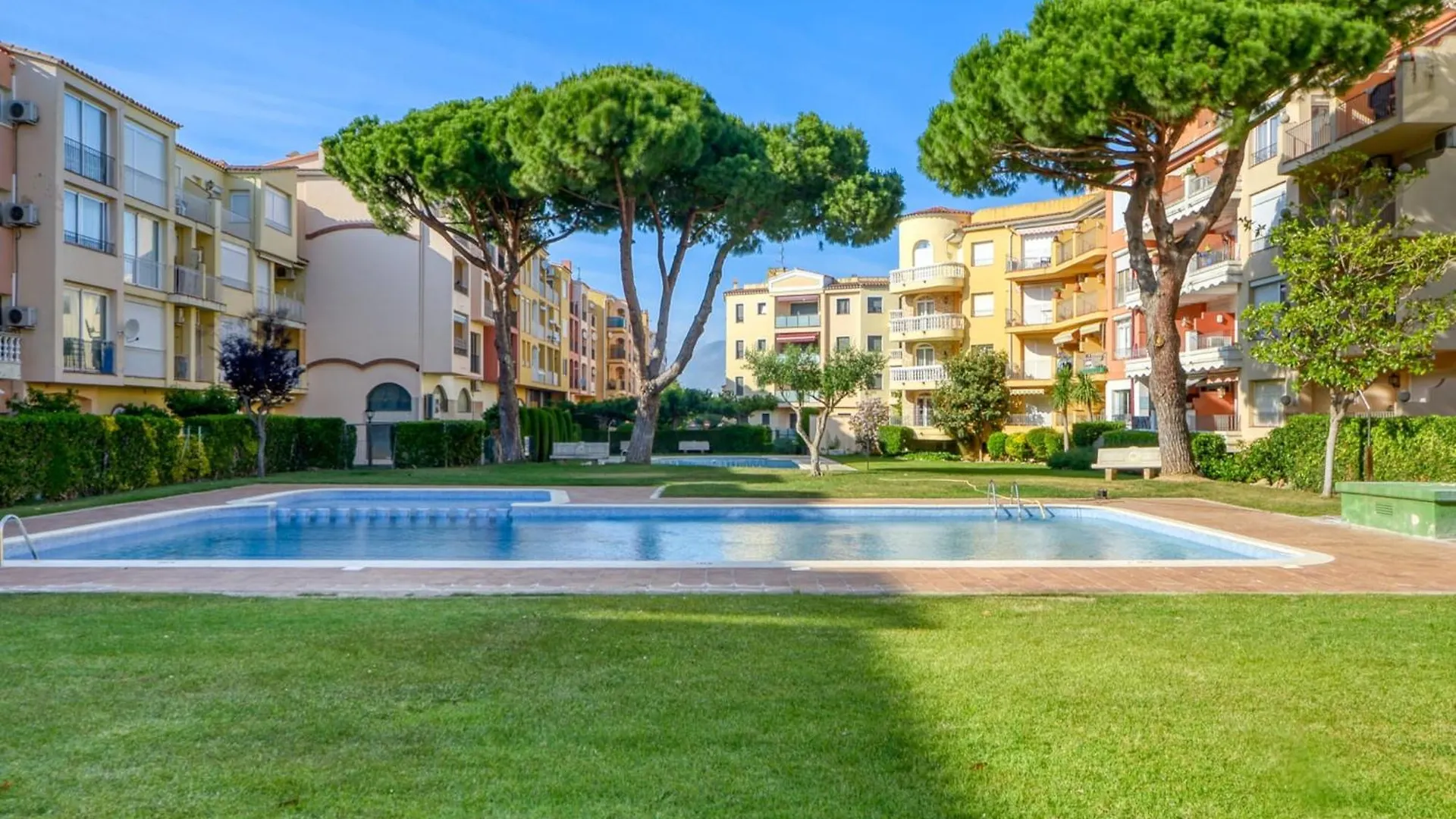 Charming Apartment Near Beach Empuriabrava